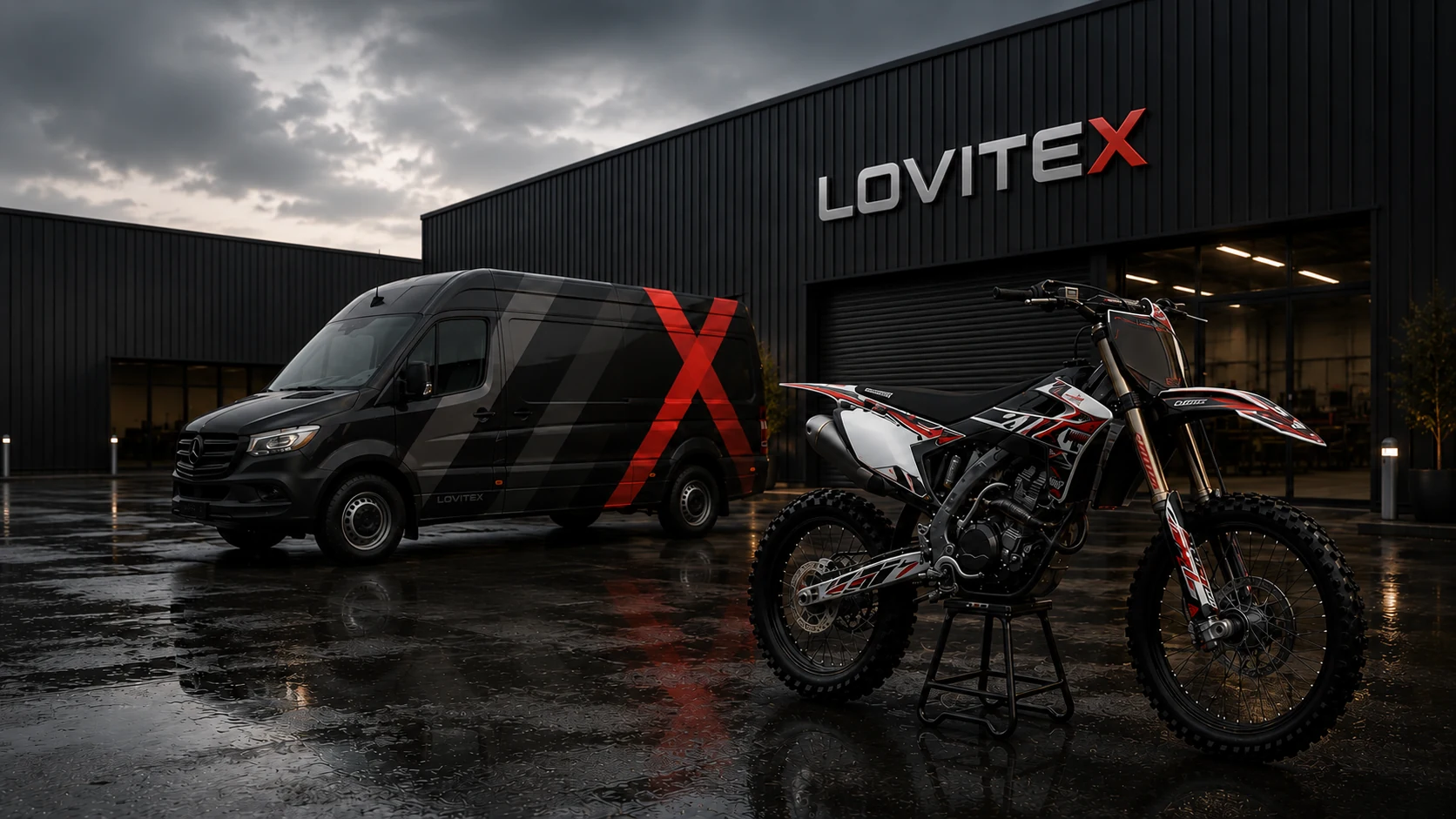 Furgoneta y moto rotuladas por LOVITEX frente a la nave de la marca