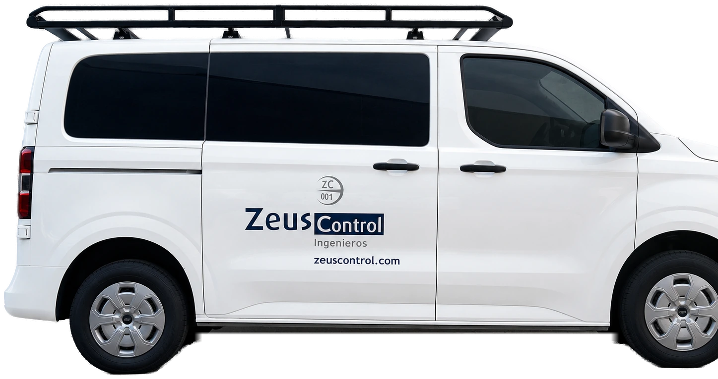 Furgoneta blanca rotulada para Zeus Control Ingenieros, con el logotipo y la web en la puerta lateral.